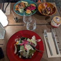 Unten das vegetarische Risotto und oben rechts Hummus mit Roter Beete und Maiskuchen at Le Chante Clair in Saintes-maries-de-la-mer