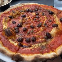 Pizza con tomate, aceitunas, alcaparras y orégano 🌱  at Ristorante Pizzeria La Ragazza in Milan