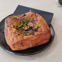 Pistachio rose Danish at Margo's Amsterdam Bellamy - Oud-West in Amsterdam