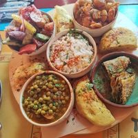 A Santorini non è poi così difficile trovare un posto vegano con lettini compresi nell'offerta. Tranquilo è il posto giusto con piatti vegani molto abbondanti e prezzi giusti. at Tranquilo in Santorini