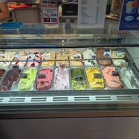 Vegan: dunkel Schokolade, Heidelbeere, Apfel, Johannisbeere, Wassermelone, Waldmeister, Mango, Erdbeere, Zitrone at Eiscafe Jacobs in Hamburg