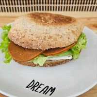 Sandwich vegano de pepperoni con queso at Casa Anacahuita in San Nicolas De Los Garza