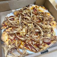 Vegan ‘Tommaso’ pizza at Wheat Penny. She ain’t pretty 😂 but she’s goood! (Those are crispy shoestring onions on top) #Veganuary at Wheat Penny Oven and Bar in Dayton