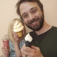 Raspberry cone met aardbeienijs met discodip en een chocolade cone met straciatella-ijs. Beiden erg lekker! at IJssalon Scoobs & Winstons in Alkmaar