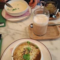 Aspergesoep (vegetarisch) en vegan uiensoep. Latte macchiato decaf havermelk en gemberthee. at Comfort Cuisine  in Roermond