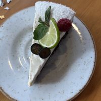 Cheesecake de limón y frambuesa   at Raw Cafe in Lima