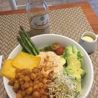 Buddha bowl + kombucha at Raw Cafe in Lima