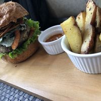 Hamburguesa de hongos  at Raw Cafe in Lima