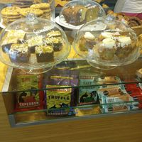 Vegan baked goods - cake and cinnamon rolls at BON - Schuman in Brussels