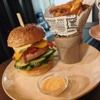 Schwarzy vegan and bananes plantains at Holly's Kitchen in Liege