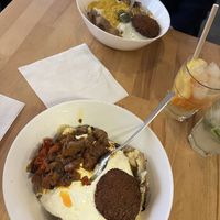 Kumpir mit Veganer Sour Creme, veganem Käse, Veganer Frikadelle, Linsen Dal und Auberginen-Paprika Gemüse  at Die Waffel in Frankfurt