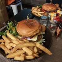 Suchbild Mad Hatter and Cajun Style Chicken at The Hutch at The Hatter in Edinburgh