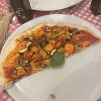 Vegetarian pizza ommiting cheese   at Trattoria Pizzeria da Gioia in Venice