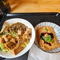 椒麻豆腐雙醬辣麵 (Spicy Noodles with Pepper and Tofu) and 滷炸豆包 (braised tofu) at Miao Guanyin -Da'an Normal University Store - 妙觀音素食-大安師大店 in Taipei