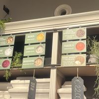 Alle grünen Schilder sind vegan. Zusätzlich gab es noch Kaffee-Eis was vegan war (nicht auf dem Bild)  at Gelateria La Romana in Dusseldorf