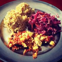 Integral rice, red cabbage and some mix I don' remember (4 year old photo).
The place is typical to this restaurant at O Oriente no Porto in Porto