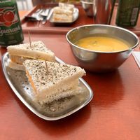 Sopa de verduras con sándwich de queso vegano  at O Oriente no Porto in Porto