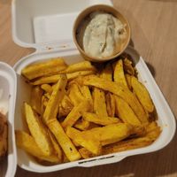 Fries with tartar at O Gambuzino Burger Clube in Lisbon