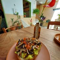 Toast de avocado, cogumelos e tomates at A Varandinha in Itacare