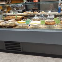 Available choices at the café (vegan proprerly labelled) at Biovegan Cafeteria Navarro in Valencia