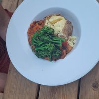 Vegan bonenschotel op gepofte aardappel at The Raven Inn in Devizes