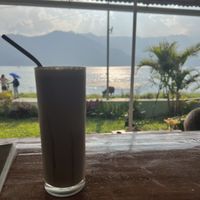 Enjoyed this homemade vegan iced caramel latte with a great view (lake + cows 🐮) 👌🏻  at Lumuma in Pokhara
