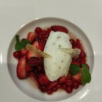Nage de fruits rouges, sorbet citron vert et sauge at L'Oxalis in Honfleur