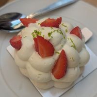 Pavlova fraise-vanille at Chabana in Narbonne
