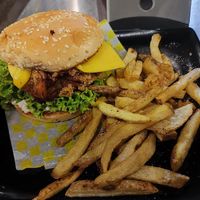 Hamburguesa participante del Vegan Burger Fest, con orellana apanada y mermelada de tocineta, 10/10 at Shottas Medellin Vegan Food in Medellin