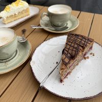 Vorne Veganer Haselnuss Kirsch Kuchen und Cappuccino mit Hafermilch (Schlauch sogar gereinigt)  at Café Clara in Puenderich