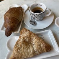 Fagottino di mele e croissant ripieni di marmellata al melograno  at Tiffany's Bakery in Bussolengo