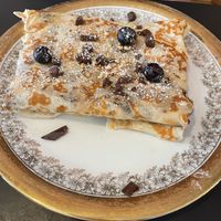 Crêpe mit Birne, dunkler Schokolade und gerösteten Haselnüssen  at Les Téméraires in Luebeck
