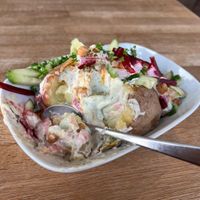 Bereits angefangene Kartoffel. Selbst zusammengestellt mit Bärlauch-Aioli!   at Erdapfel in Luebeck