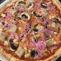 NoChicken, pineapple, mushrooms, pickled red onions with vegan cheesee  at Kotipizza in Mariehamn