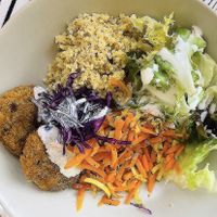 BUDA BOL: aguacate, verduras y bocaditos de seitan y
yuca con mijo y quinoa, y sojanesa de limón. at Sopa - Boronat in Barcelona