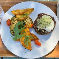 Hamburguesa con alioli y guarnición  at Sopa - Boronat in Barcelona