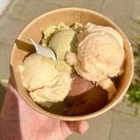 Schoko, Salzkaramell, Melone und Pistazie (alles vegan)  at Kühle Kugeln in Braunschweig