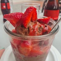 Erdbeerbecher zusammengestellt mit veganer "Ecuador - Bitterschokolade" sowie frischen Erdbeeren und veganer Erdbeersauce at Eiscafé Venezia - Maybe closed in Verden