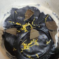 Pasta negra rellena de setas con salsa cacio e pepe at 26KG in Barcelona