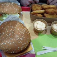 Burgers nuggets and onion rings with Sriracha mayo at Fries and More  in Brussels