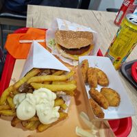 Cheese Burger Vegan, Vegan Fresh Fries with Garlic Vegan Sauce and Vegan Nuggets at Fries and More  in Brussels