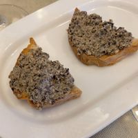 Petisco de paté de olivas negras e allo at Vegano A Seimeira in Lugo
