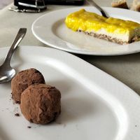 Trufas y tarta de limón at Vegano A Seimeira in Lugo