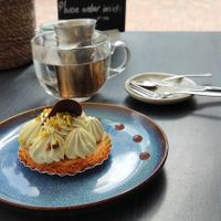 Pistachio tartlet and tea on Herfst' terrace at Lente - Vegan Patisserie in Gouda
