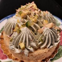 Dit pistachegebakje was overheerlijk! at Lente - Vegan Patisserie in Gouda