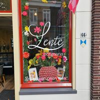 Een hele vrolijke etalage at Lente - Vegan Patisserie in Gouda