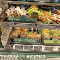 5 vegane Produkte klar gekennzeichnet - burgerbrötchen, wrap und Schnitzelbrötchen z.B. at Kamps my Deli in Berlin