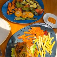 Roasted vegetables and vegan burger at L'Estret in Palafrugell