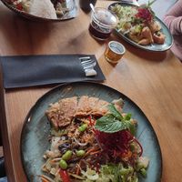 Vegane 🦆 mit Glasnudeln, vegane Garnelen 🍤 mit Udon Nudeln, vegane Hühnchen Spieße mit Reis 🍚 at Bödhi in Leipzig