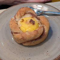 Vegan cinnamon role at Trygstad Bakeri og Konditori in Roeros